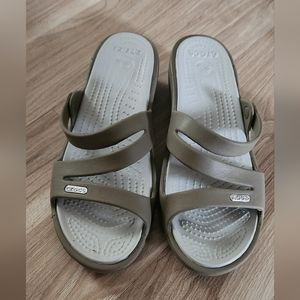 Crocs size W8 slides tan z strap